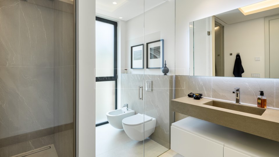 Nueva Andalucia, Villa Cinq Chambres dans la Vallée de Golf avec Vue sur la Mer à Nueva Andalucía