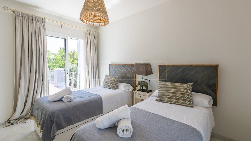 Estepona, Elegante villa de cuatro dormitorios con piscina privada en Casasola