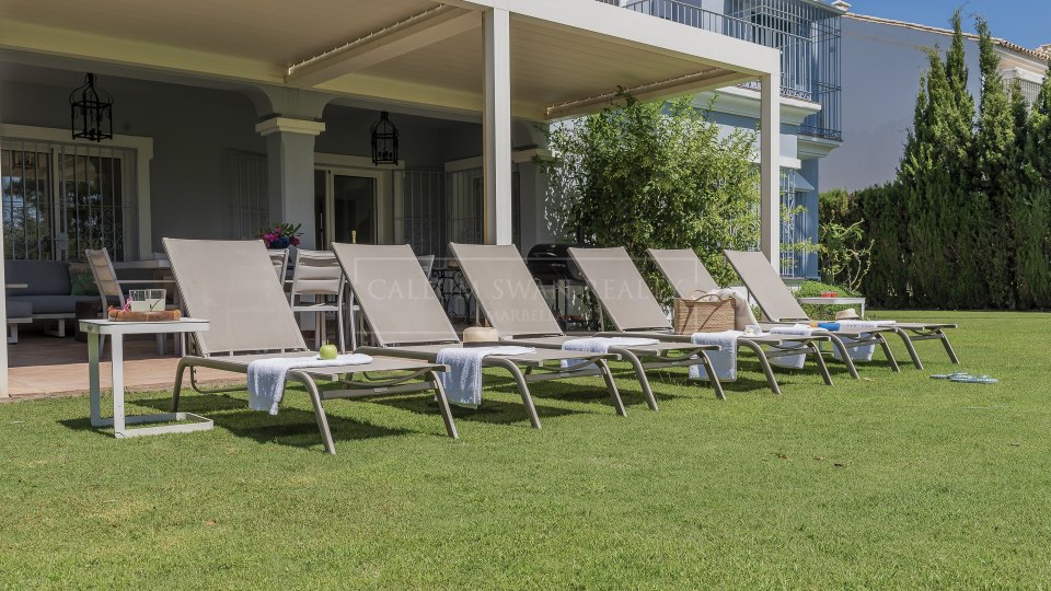 Estepona, Elegante villa de cuatro dormitorios con piscina privada en Casasola