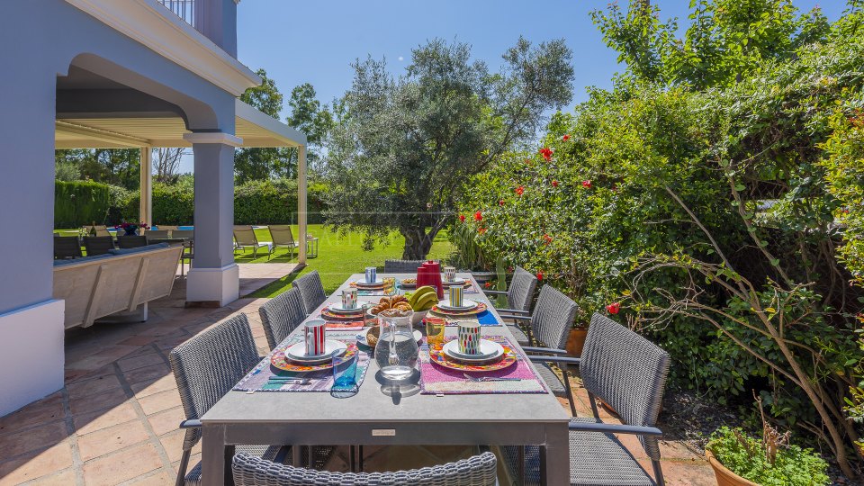 Estepona, Elegante villa de cuatro dormitorios con piscina privada en Casasola
