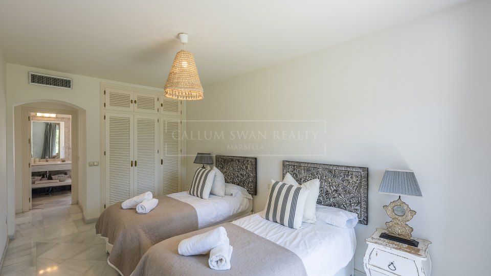 Estepona, Elegante villa de cuatro dormitorios con piscina privada en Casasola