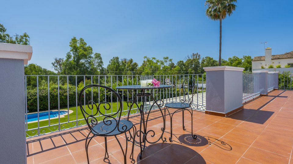 Estepona, Elegante villa de cuatro dormitorios con piscina privada en Casasola