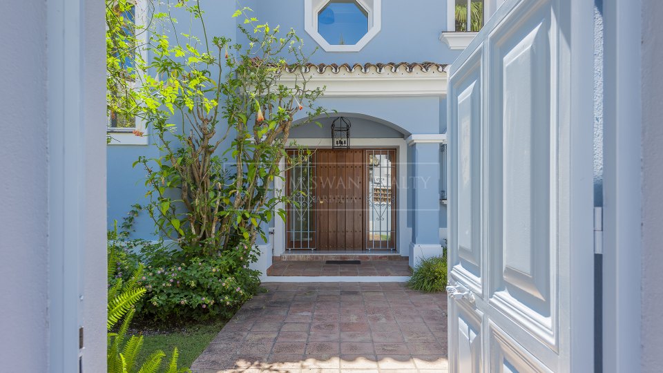 Estepona, Elegante villa de cuatro dormitorios con piscina privada en Casasola