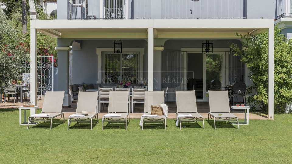Estepona, Elegante villa de cuatro dormitorios con piscina privada en Casasola