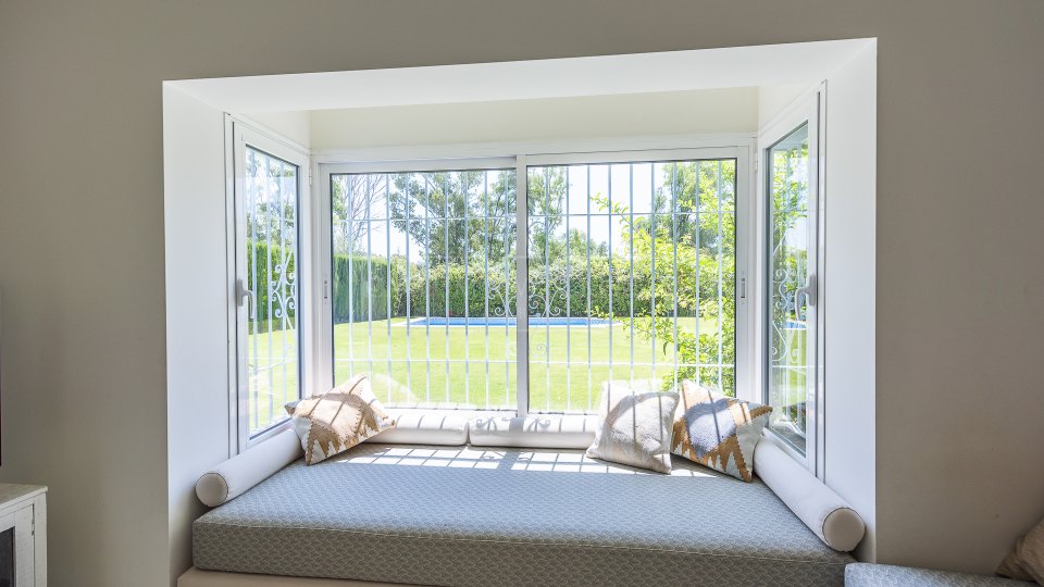 Estepona, Elegante villa de cuatro dormitorios con piscina privada en Casasola