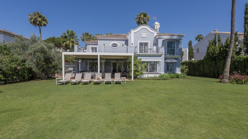 Estepona, Elegante villa de cuatro dormitorios con piscina privada en Casasola