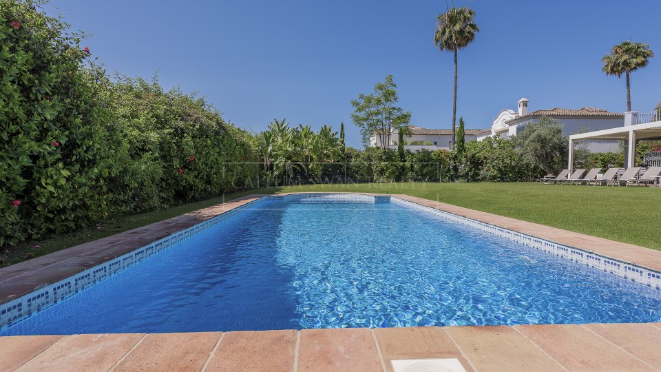 Estepona, Elegante villa de cuatro dormitorios con piscina privada en Casasola