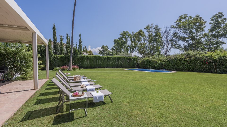 Estepona, Elegante villa de cuatro dormitorios con piscina privada en Casasola