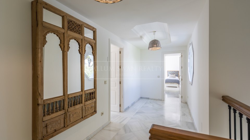 Estepona, Elegante villa de cuatro dormitorios con piscina privada en Casasola