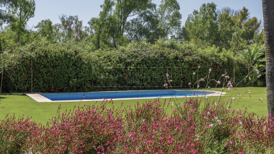 Estepona, Elegante villa de cuatro dormitorios con piscina privada en Casasola