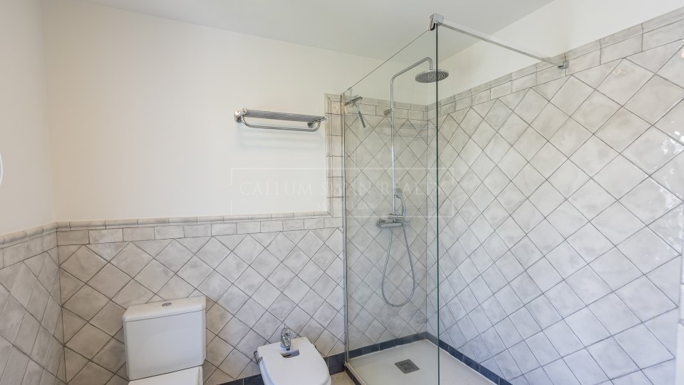 Estepona, Elegante villa de cuatro dormitorios con piscina privada en Casasola