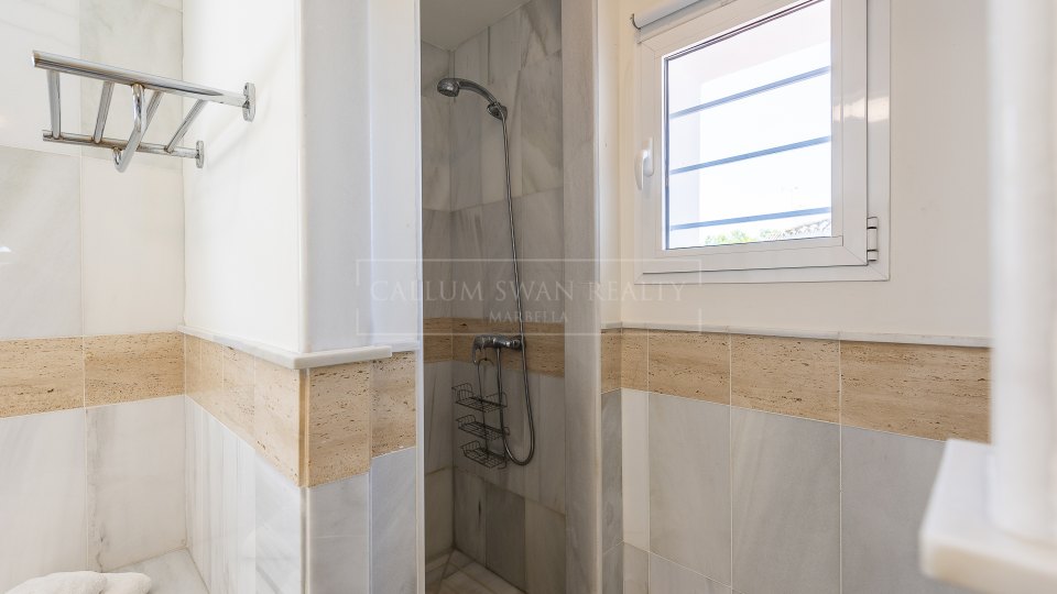 Estepona, Elegante villa de cuatro dormitorios con piscina privada en Casasola
