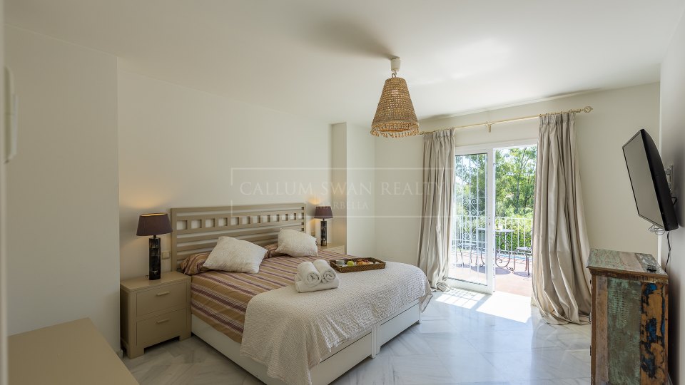 Estepona, Elegante villa de cuatro dormitorios con piscina privada en Casasola