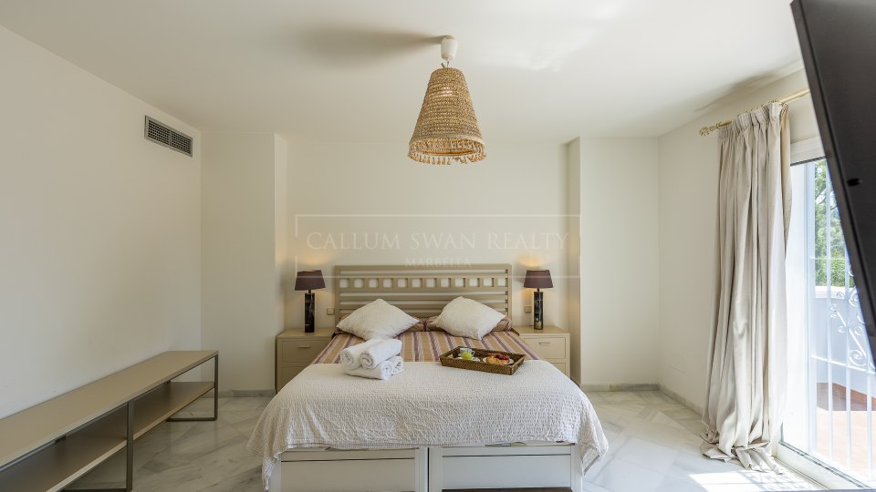 Estepona, Elegante villa de cuatro dormitorios con piscina privada en Casasola