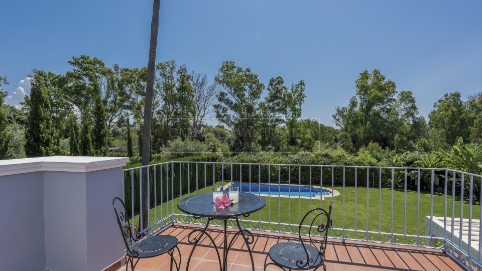 Estepona, Elegante villa de cuatro dormitorios con piscina privada en Casasola