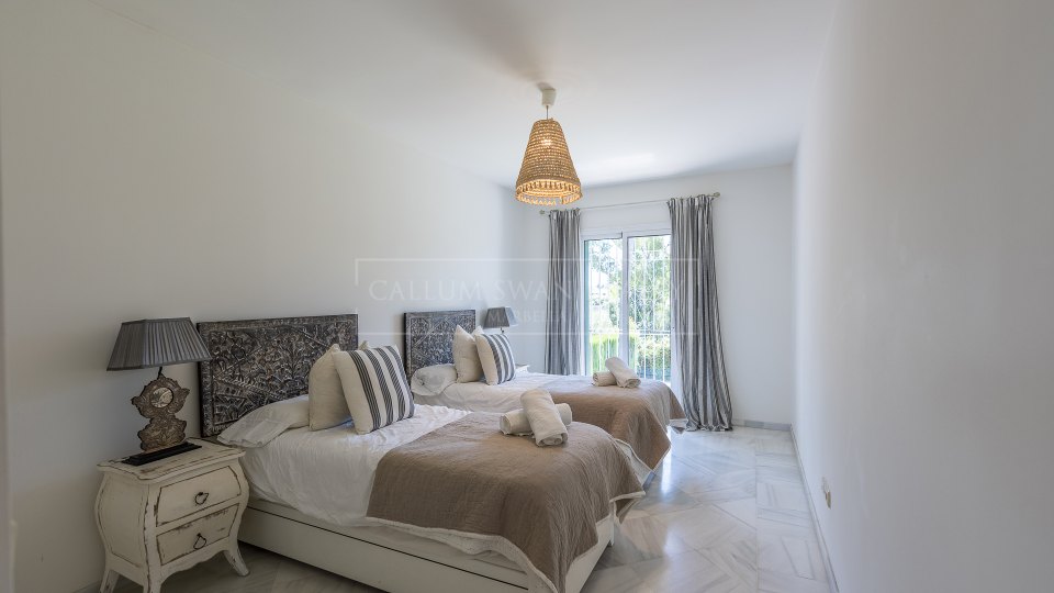 Estepona, Elegante villa de cuatro dormitorios con piscina privada en Casasola