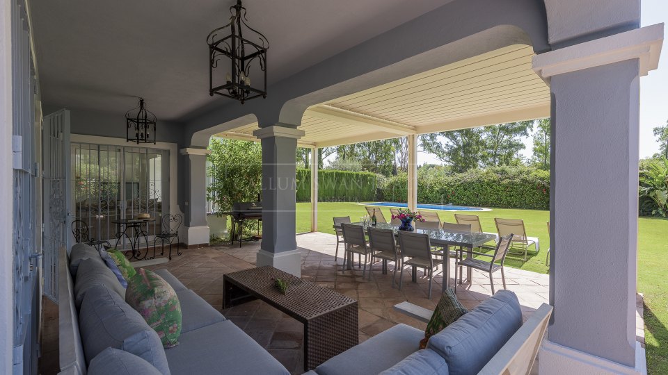 Estepona, Elegante villa de cuatro dormitorios con piscina privada en Casasola