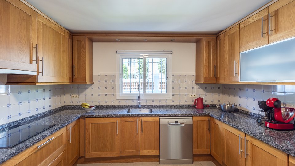 Estepona, Elegante villa de cuatro dormitorios con piscina privada en Casasola