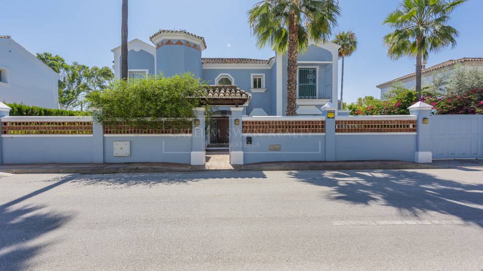 Estepona, Elegante villa de cuatro dormitorios con piscina privada en Casasola