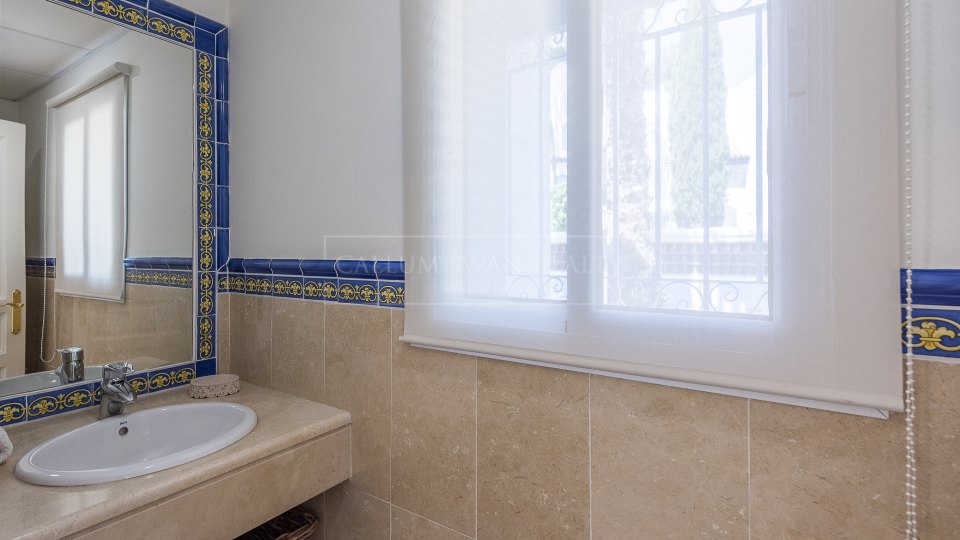 Estepona, Elegante villa de cuatro dormitorios con piscina privada en Casasola