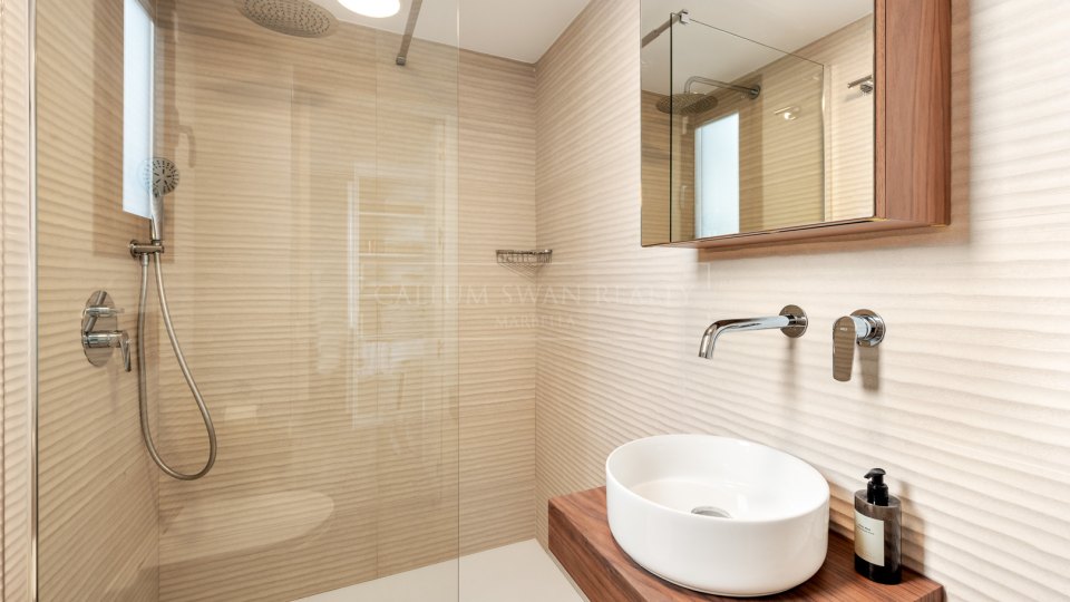 Marbella Golden Mile, Renovated Villa with Sea Views in Balcones de Sierra Blanca, Golden Mile