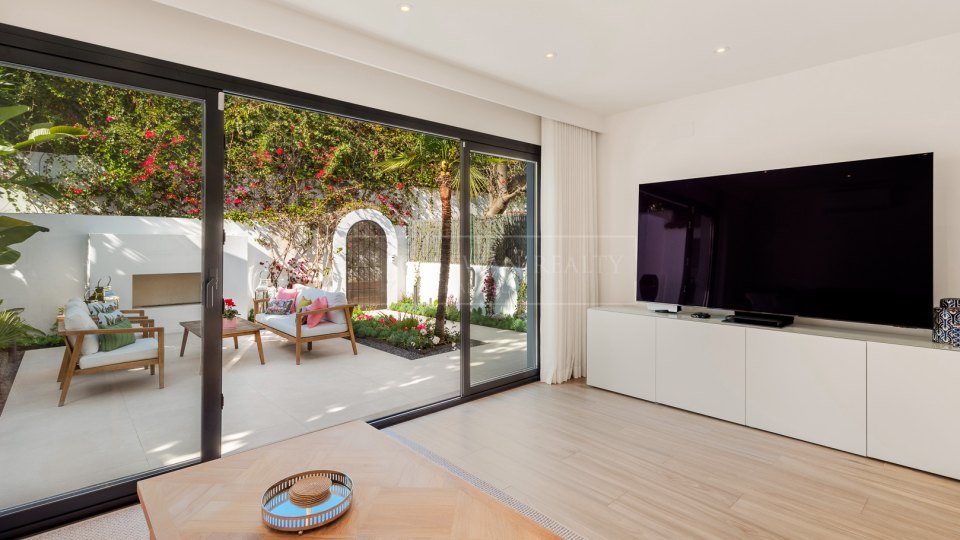 Marbella Golden Mile, Renovated Villa with Sea Views in Balcones de Sierra Blanca, Golden Mile