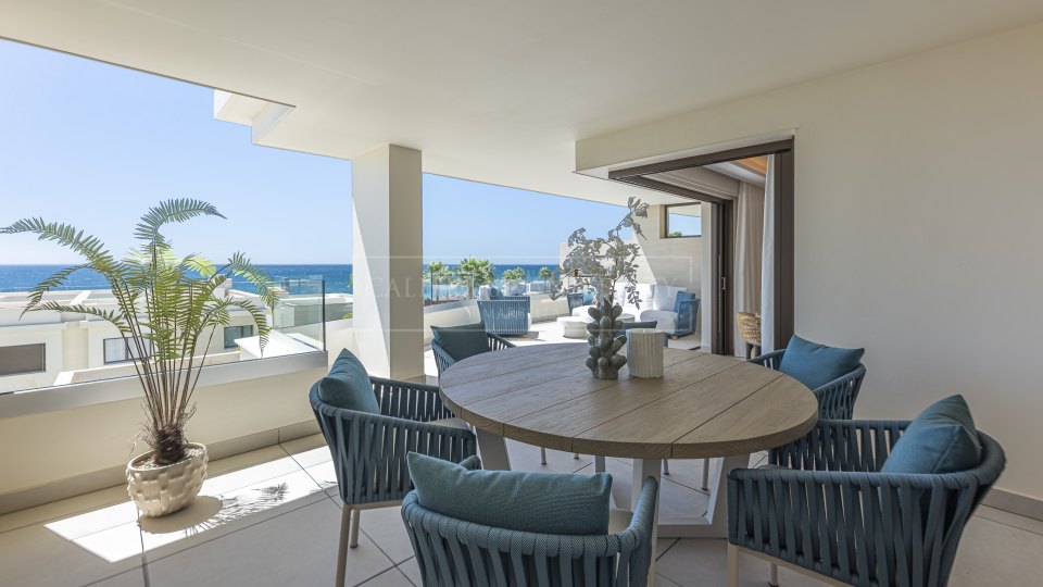 Estepona, Appartement en bord de mer rénové à vendre à Velaya, Nouvelle Mille d'Or