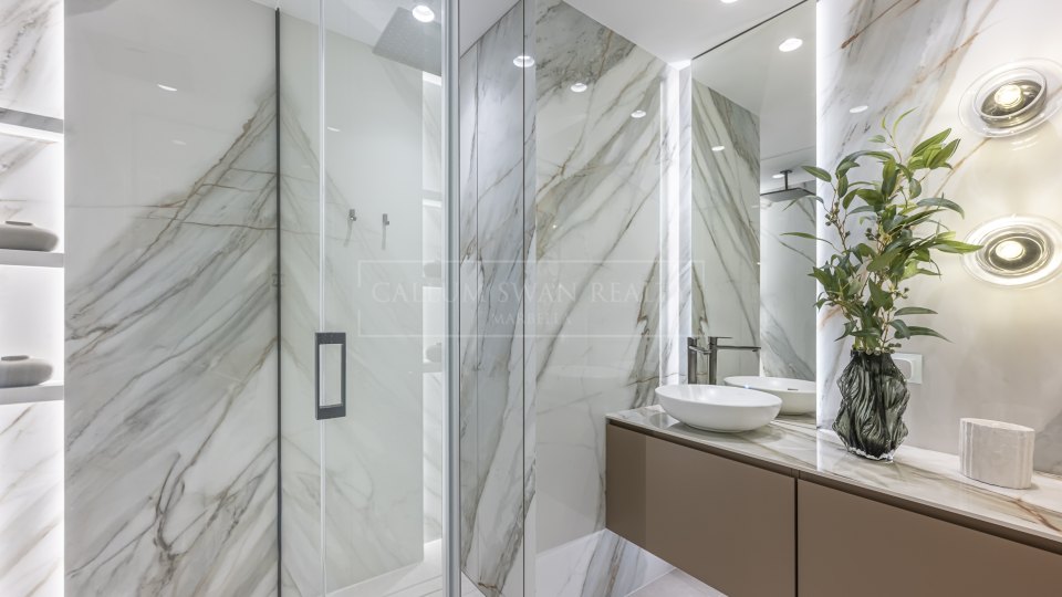 Estepona, Appartement en bord de mer rénové à vendre à Velaya, Nouvelle Mille d'Or