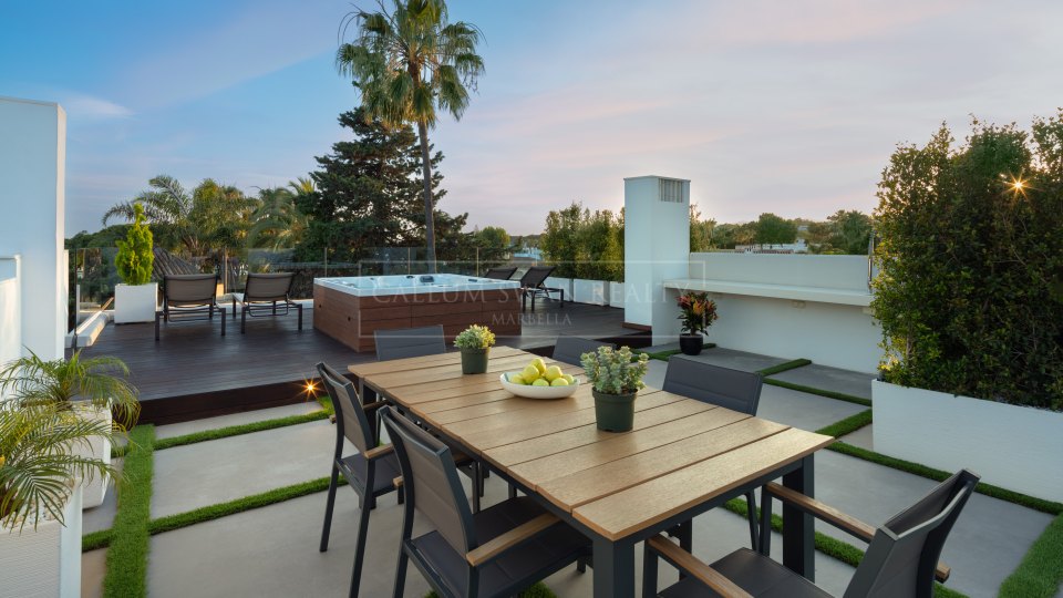 Marbella Golden Mile, Villa moderne en bord de mer de cinq chambres à Casablanca, Marbella Golden Mile