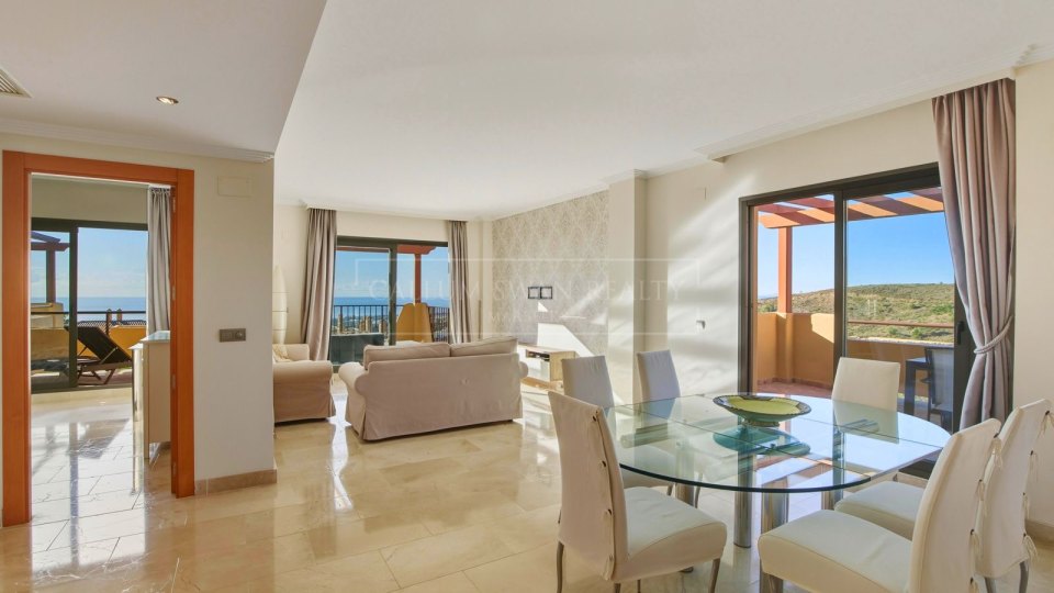 Benahavis, Two-Bedroom Penthouse for Sale with Panoramic Sea Views in Benahavís
