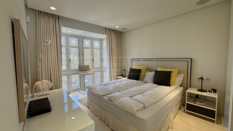 Marbella Golden Mile, Three-Bedroom Duplex Penthouse with sea views in Marina Puente Romano