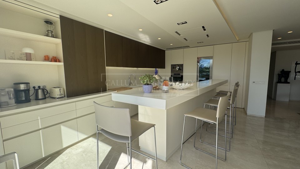 Marbella Golden Mile, Three-Bedroom Duplex Penthouse with sea views in Marina Puente Romano