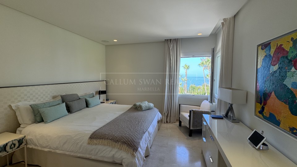Marbella Golden Mile, Three-Bedroom Duplex Penthouse with sea views in Marina Puente Romano