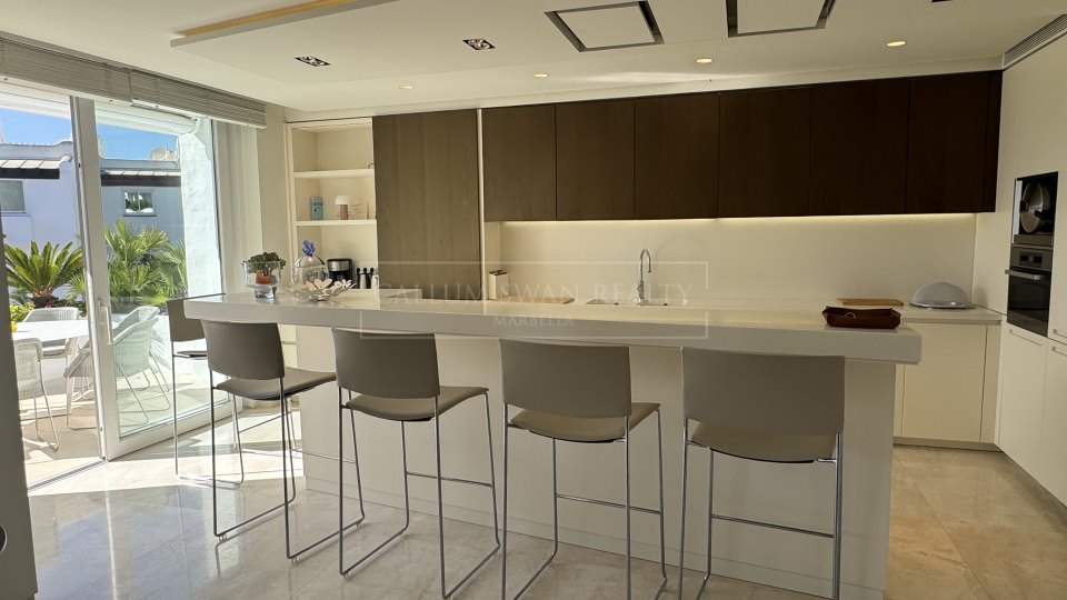 Marbella Golden Mile, Three-Bedroom Duplex Penthouse with sea views in Marina Puente Romano