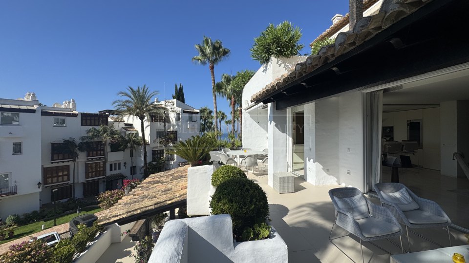 Marbella Golden Mile, Three-Bedroom Duplex Penthouse with sea views in Marina Puente Romano