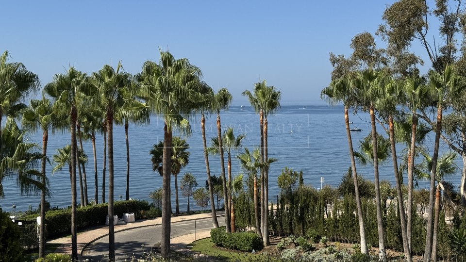 Marbella Golden Mile, Three-Bedroom Duplex Penthouse with sea views in Marina Puente Romano