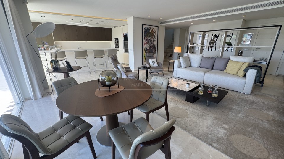 Marbella Golden Mile, Three-Bedroom Duplex Penthouse with sea views in Marina Puente Romano