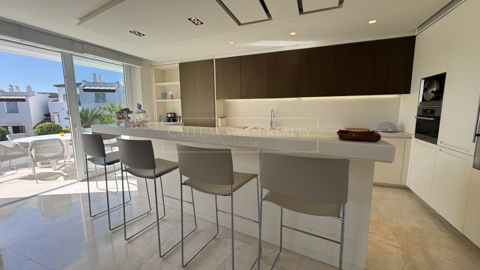 Marbella Golden Mile, Three-Bedroom Duplex Penthouse with sea views in Marina Puente Romano