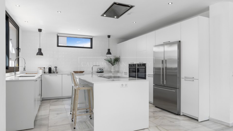Nueva Andalucia, Villa de seis dormitorios reformada en venta en Nueva Andalucía