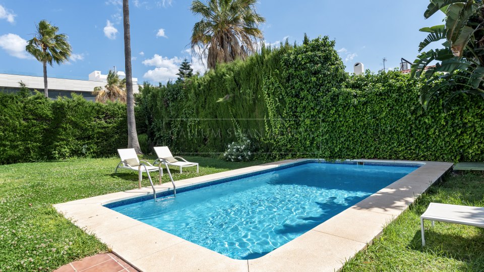 Nueva Andalucia, Villa de seis dormitorios reformada en venta en Nueva Andalucía