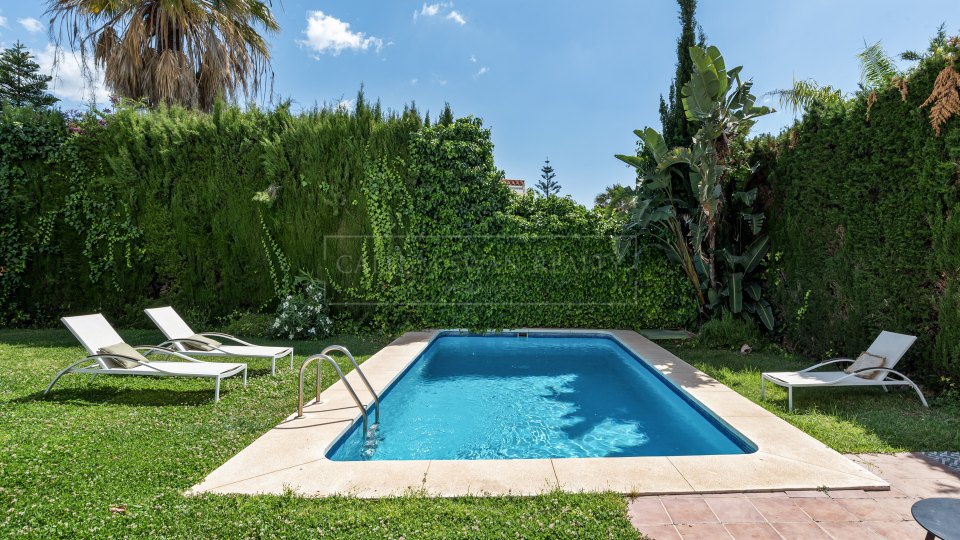Nueva Andalucia, Villa de seis dormitorios reformada en venta en Nueva Andalucía