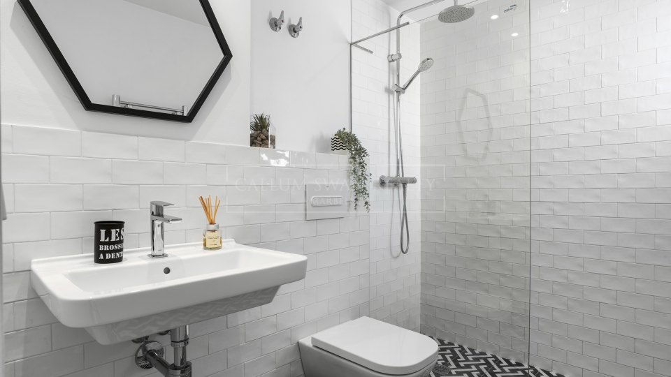 Nueva Andalucia, Villa de seis dormitorios reformada en venta en Nueva Andalucía