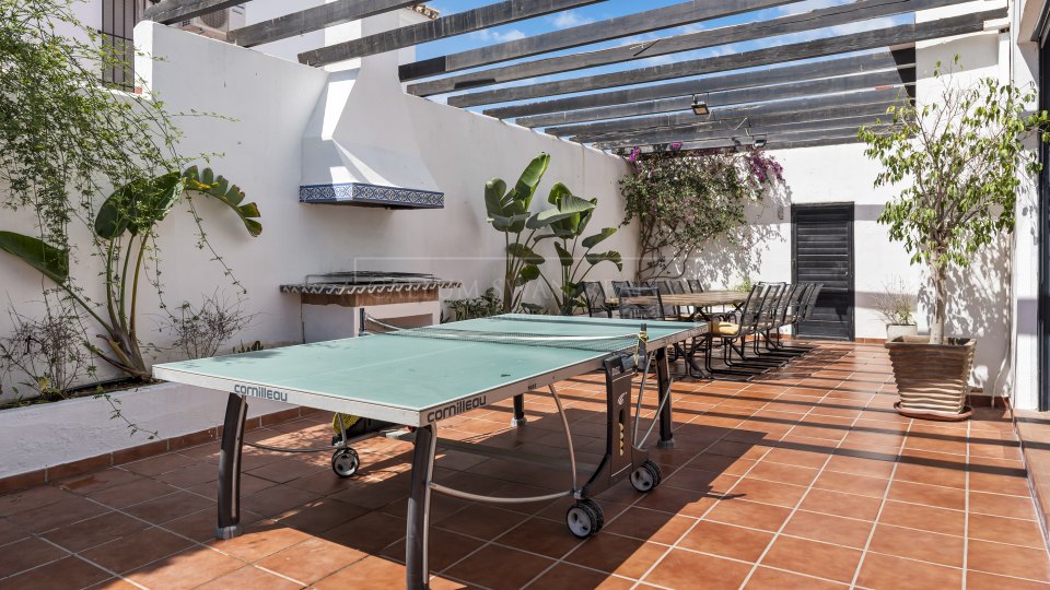 Nueva Andalucia, Villa de seis dormitorios reformada en venta en Nueva Andalucía