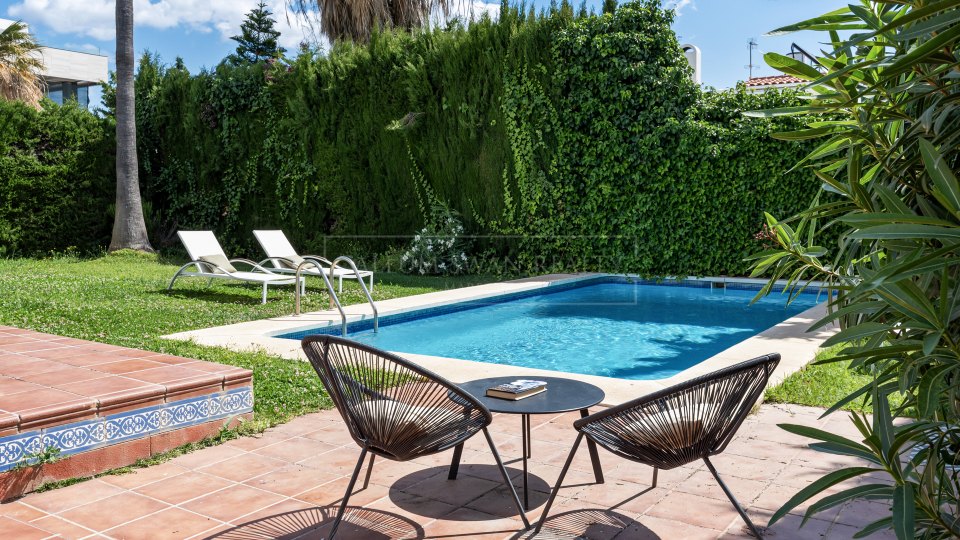 Nueva Andalucia, Villa de seis dormitorios reformada en venta en Nueva Andalucía