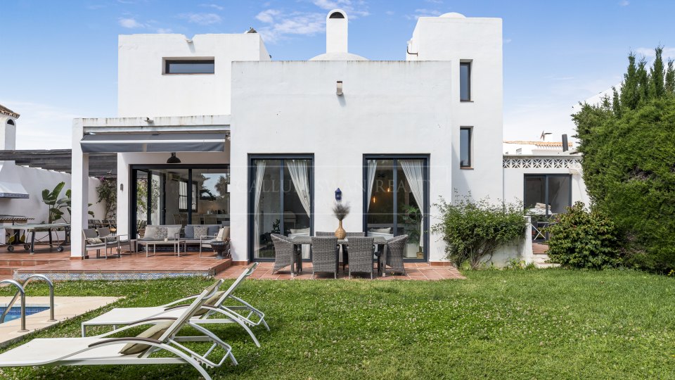 Nueva Andalucia, Villa de seis dormitorios reformada en venta en Nueva Andalucía
