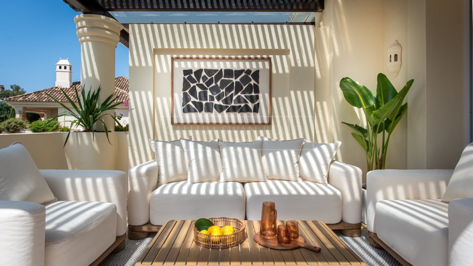 Nueva Andalucia, Duplex penthouse trois chambres avec vue panoramique sur le golf à Las Alamandas, Nueva Andalucía