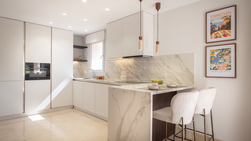 Nueva Andalucia, Duplex penthouse trois chambres avec vue panoramique sur le golf à Las Alamandas, Nueva Andalucía