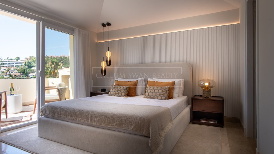 Nueva Andalucia, Duplex penthouse trois chambres avec vue panoramique sur le golf à Las Alamandas, Nueva Andalucía