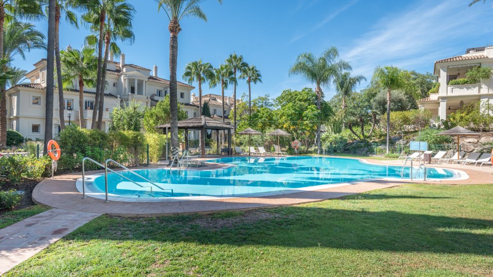 Nueva Andalucia, Duplex penthouse trois chambres avec vue panoramique sur le golf à Las Alamandas, Nueva Andalucía