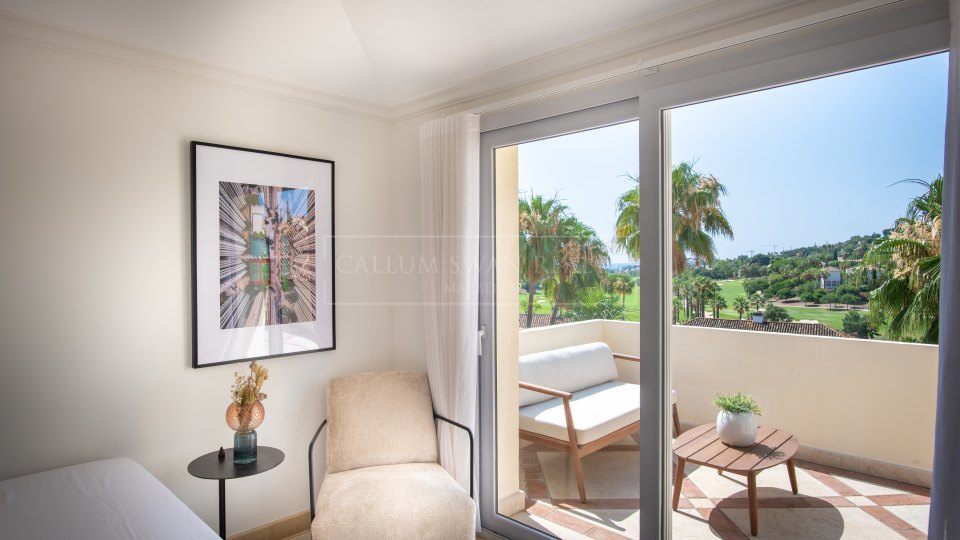 Nueva Andalucia, Duplex penthouse trois chambres avec vue panoramique sur le golf à Las Alamandas, Nueva Andalucía